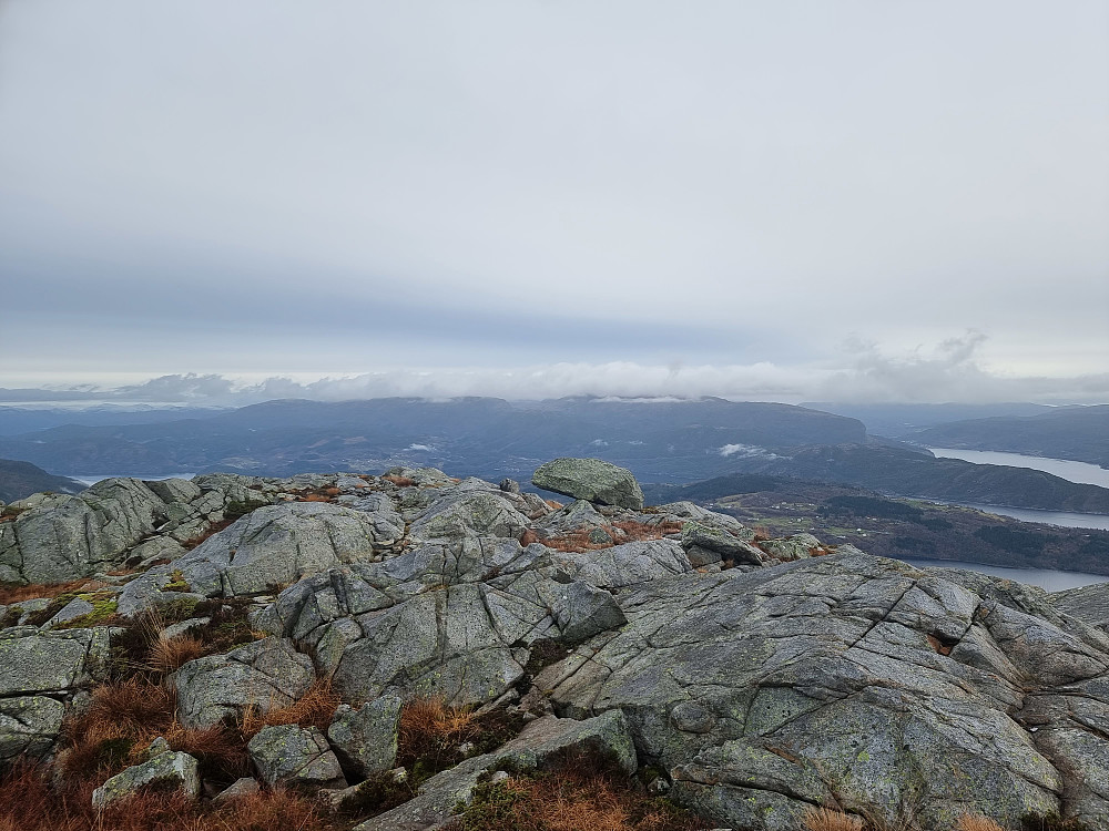 Fra Rødsfjellet mot nordøst. Eikelandsfjorden bak til høyre.