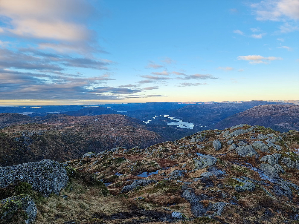 Fra Bruviknipa mot nord. Storavatnet til høyre for midten. Helt til høyre Rispingen, med Høgafjellet bakenfor.