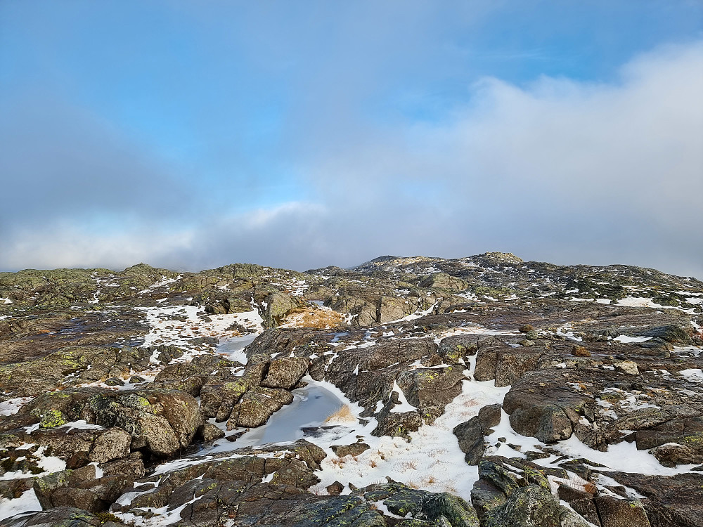 Fra Sydpolen mot Søre Gullfjelltoppen. Småkupert terreng og til dels glatte steiner.