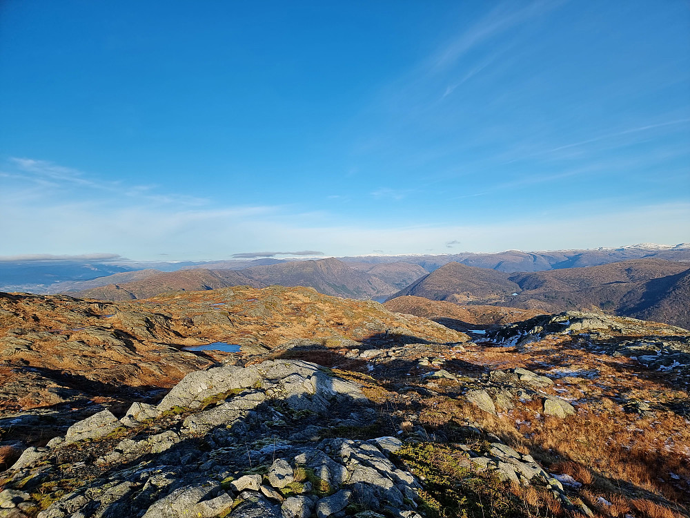 På vei fra Gullfjelltoppen til Vossavardane. Bruviknipa på Osterøy bak i midten, med Hananipa til høyre, på andre siden av fjorden.