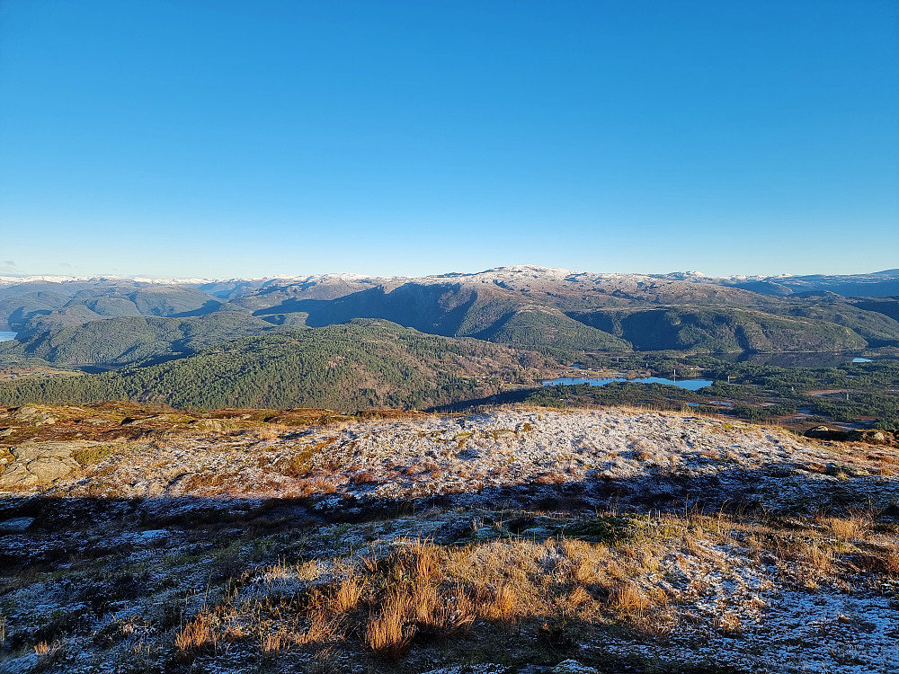 Fra Tveitafjellet mot øst-nordøst. Høgafjellet, høyeste topp på Osterøy, bakerst i midten.