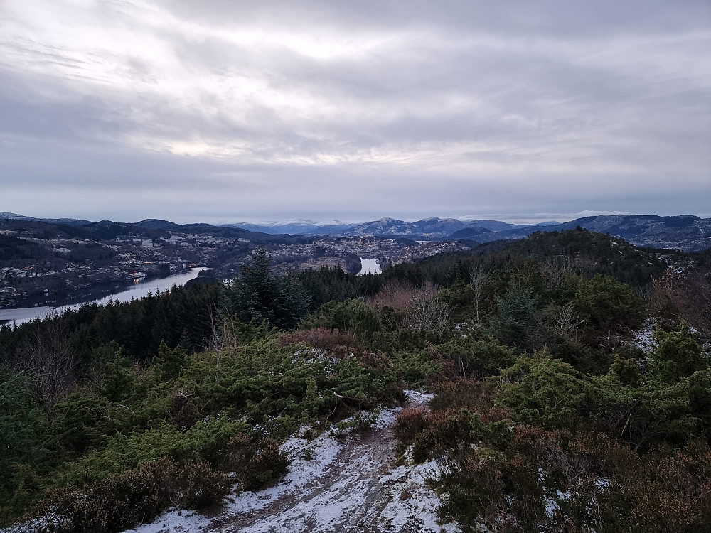 Fra Vettåsfjellet mot sør-sørvest. Veten i Åsane bak i midten.