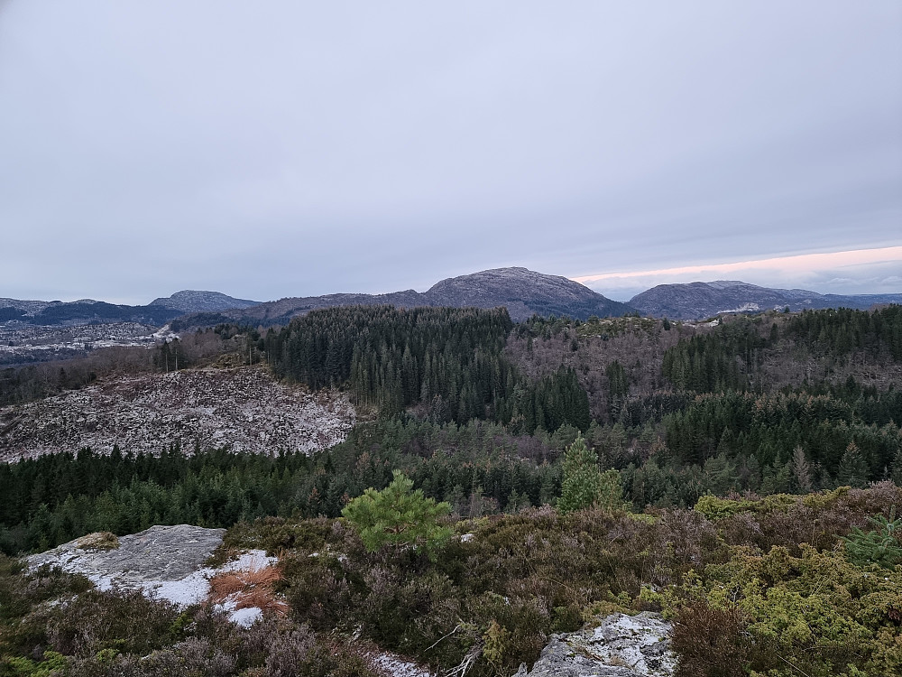 Fra Peparen mot vest-sørvest. Gaustadfjellet bak i midten.