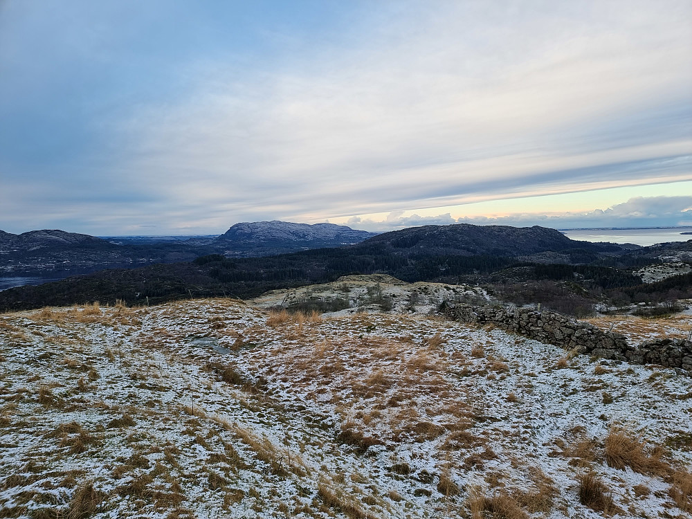 Fra Solheimsåsen mot sørvest. Eldsfjellet til venstre for midten. Kvitsteinfjellet (Kvistefjellet) til høyre for midten.
