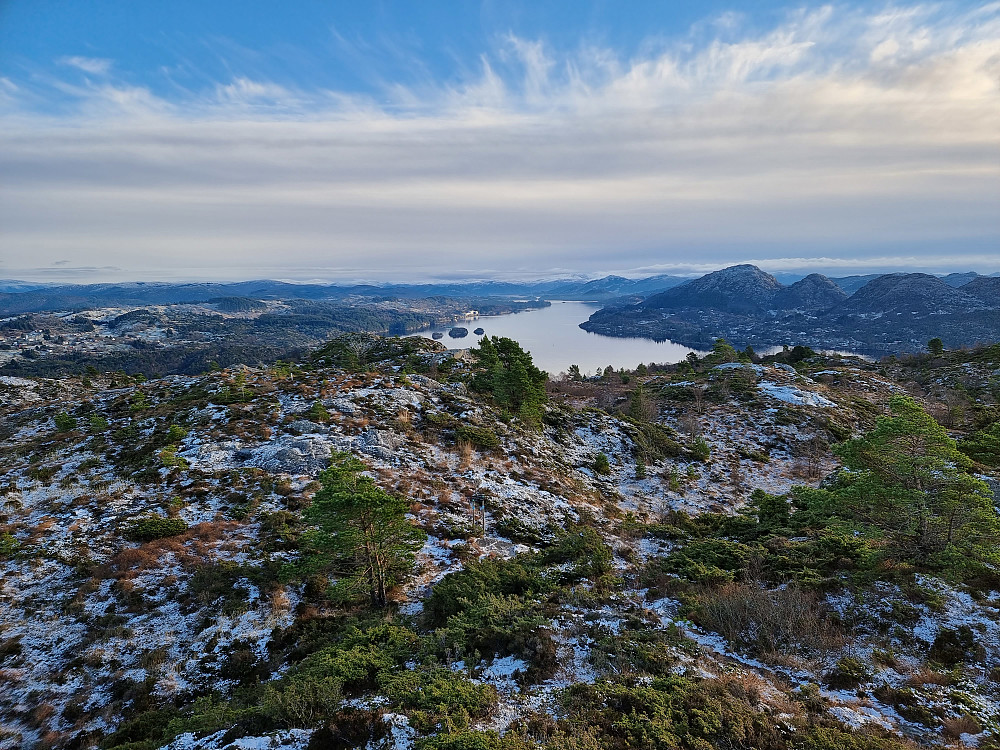 Fra Kvitsteinfjellet mot sørøst. Til høyre for midten ses Gaustadfjellet og Litlfjellet. Helt til høyre Borefjell og Øyjordsfjellet.