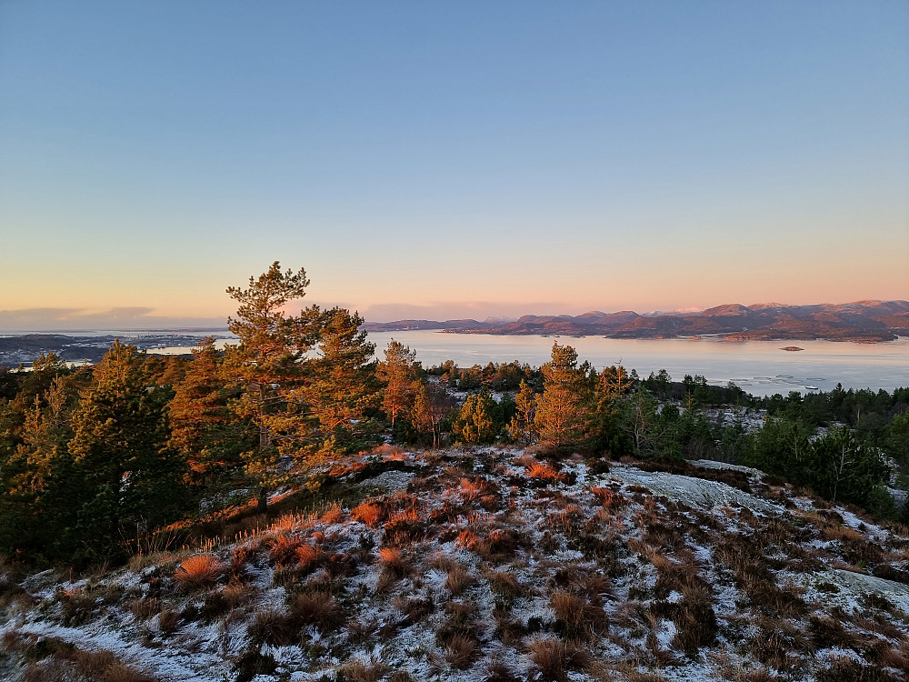 Fra Kolåsfjellet mot nord. Mongstad bak til venstre.