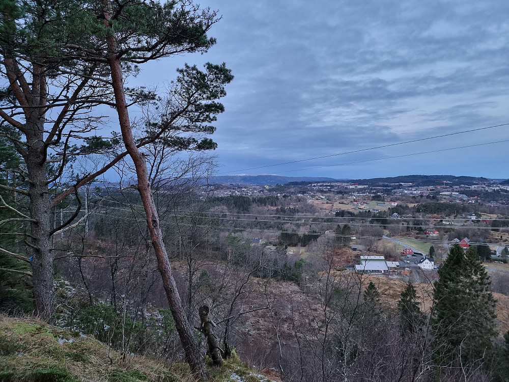 Fra utsiktspunktet nord for Skeisåsen. Bakerst i midten Liatårnet (venstre) og Pyttane (høyre) på Sotra.