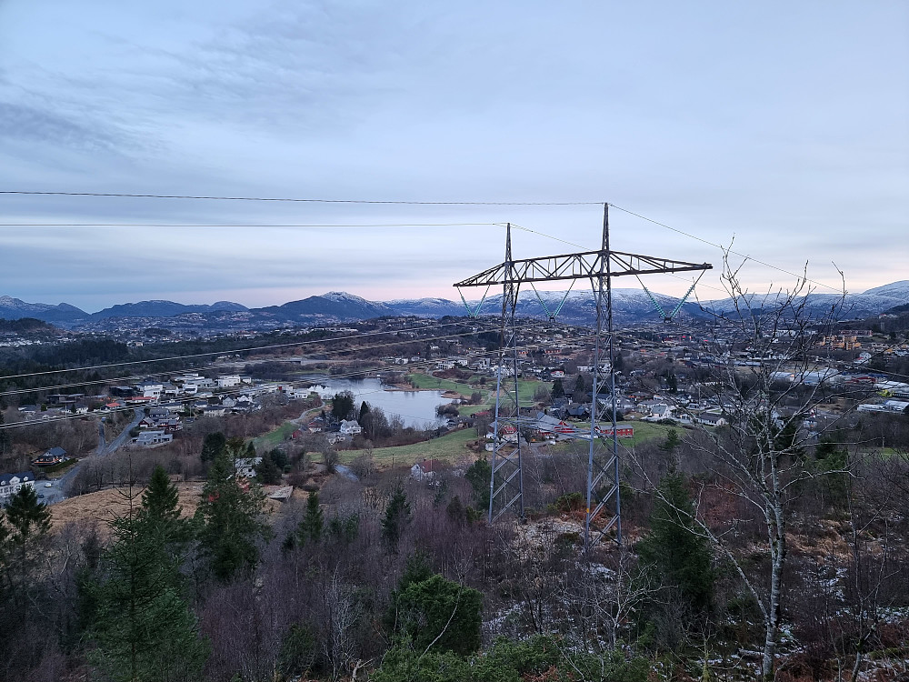 Fra utsiktspunktet nord for Skeisåsen. Lyderhorn i venstre bildekant. Ulriken bak høyspentmasten. Masten på Rundemanen ses til venstre for Ulriken.