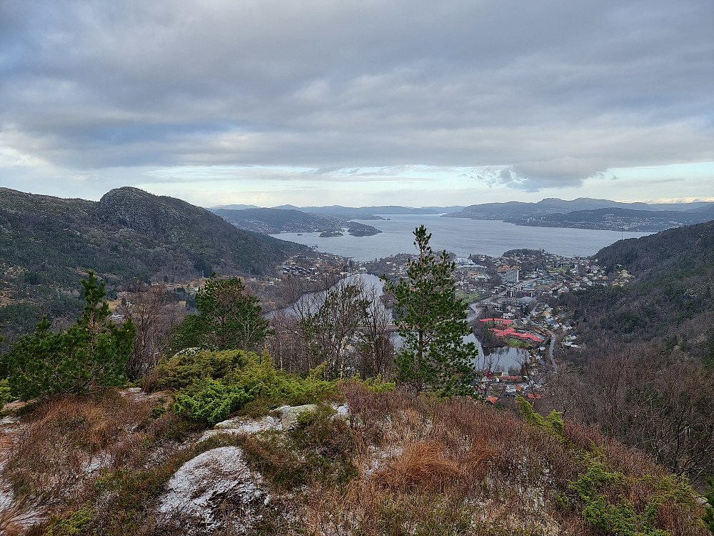 Fra Lyngbønipa. Byfjorden i bakgrunnen. Ørnafjellet til venstre.