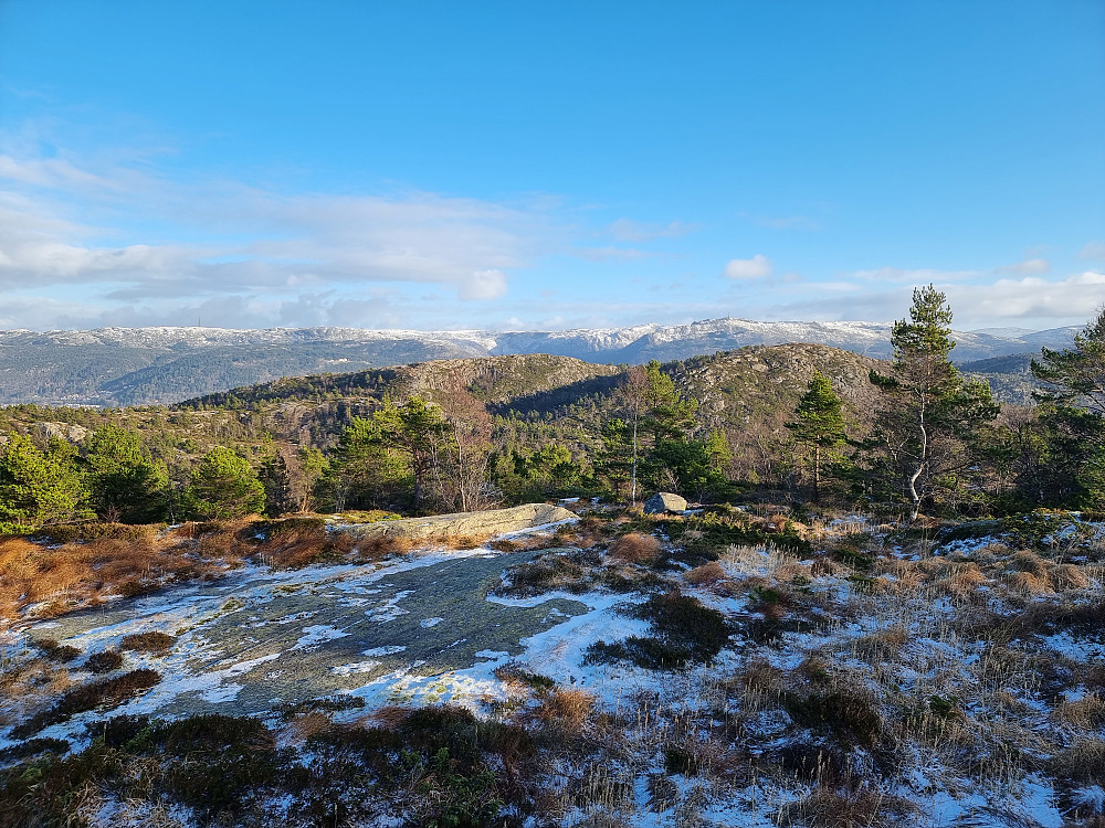 På vei tilbake til Gravdalsfjellet. I midten Damsgårdsfjellet (venstre) og Olsokfjellet (høyre). Bakerst Vidden med mastene på Rundemanen (venstre) og Ulriken (høyre).