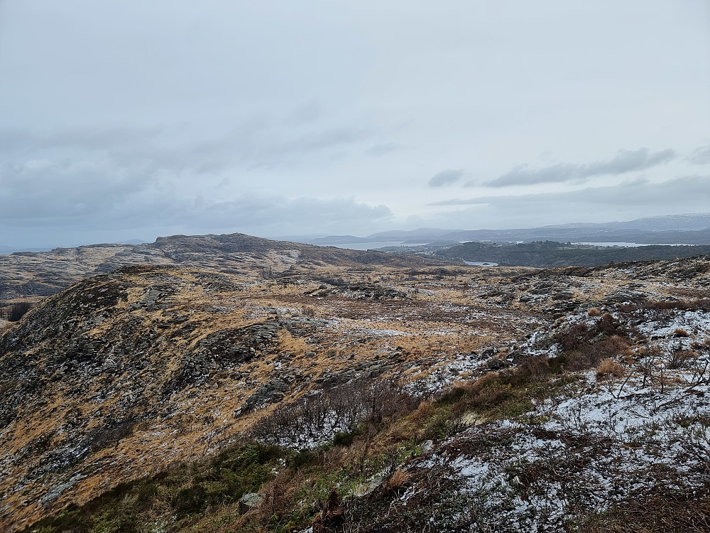 Fra Saufjellet mot nordøst. Spjeldsfjellet til venstre.