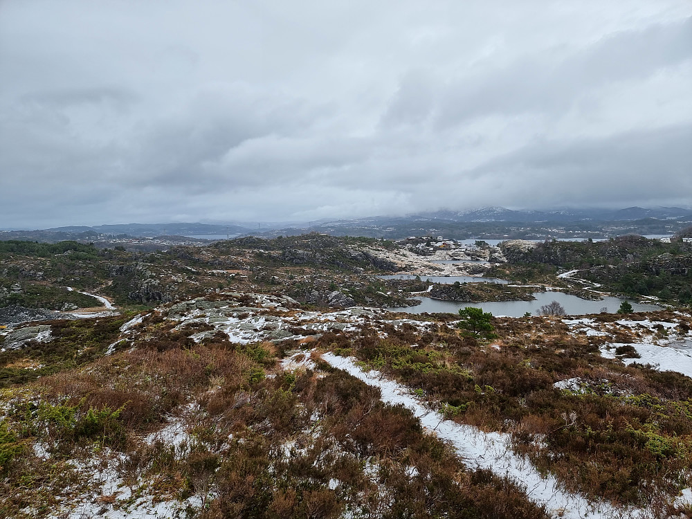 Fra Ebbesvikfjellet mot øst. Ebbesvikvatnet nedenfor.