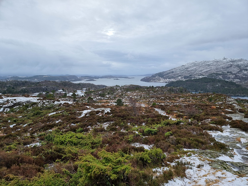 Fra Ebbesvikfjellet mot sør. Kobbaleia i bakgrunnen. Pyttane øverst til høyre.