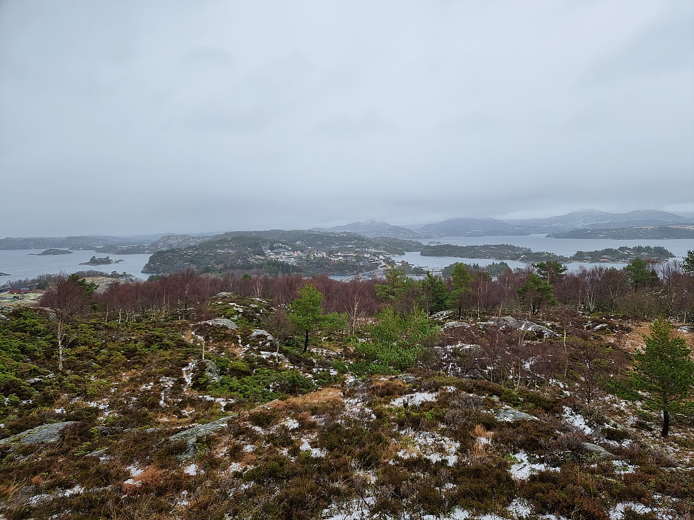 Fra Varden mot nordøst. Lyderhorn bak i midten.