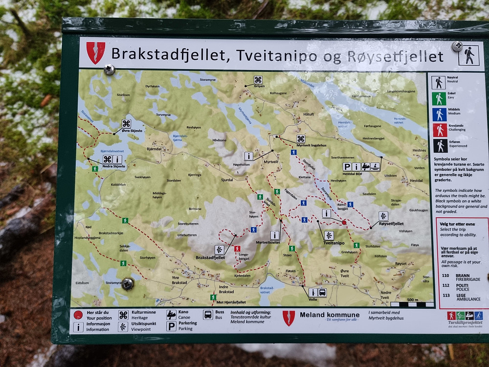 Infotavle ved stikrysset mellom Tveitanipa og Røysetfjellet. Området var godt skiltet.