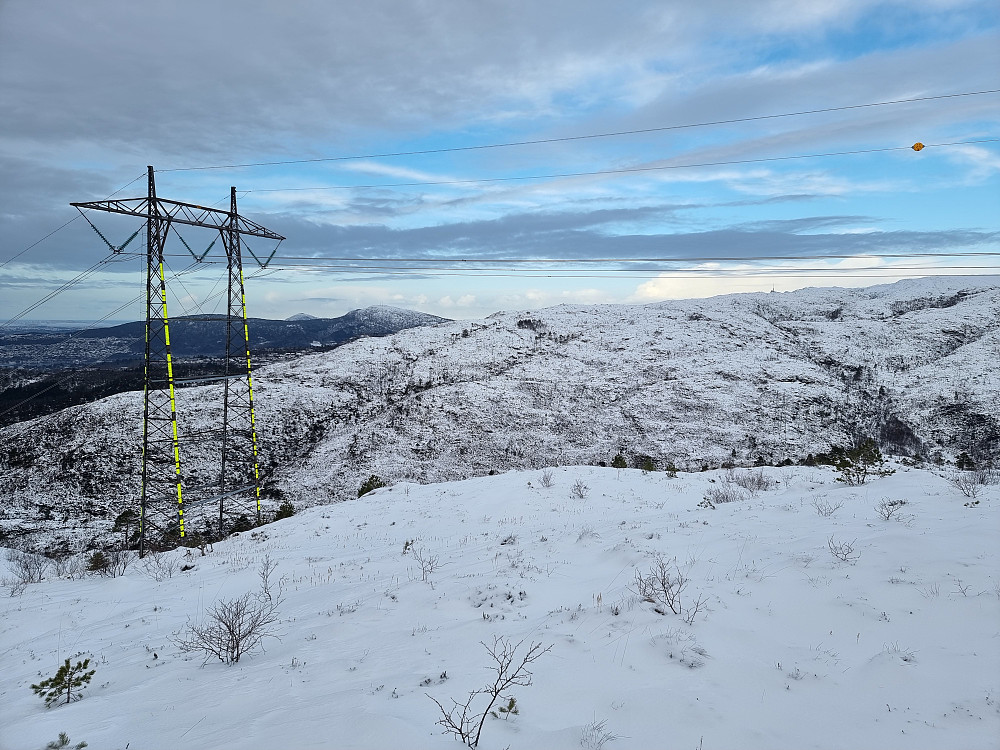 Fra Kolhusfjellet. Løvstakken til venstre (med mastene), med Lyderhorn bakerst til venstre. Til høyre skimtes masten på Ulriken.