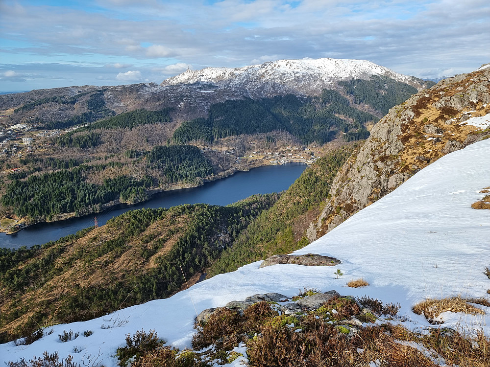 Bratt ned på vestsiden av Flåfjellet. Grimevatnet nedenfor. Ulriken og Vidden i bakgrunnen. Bildet er tatt litt sør for Flåfjellet.