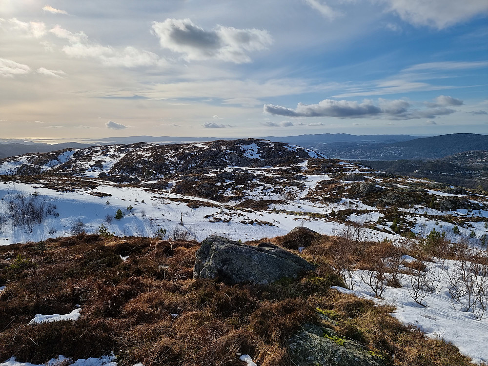 Fra Søre Skavdalsfjellet mot Flåfjellet. Gullsteinen i høyre bildekant.
