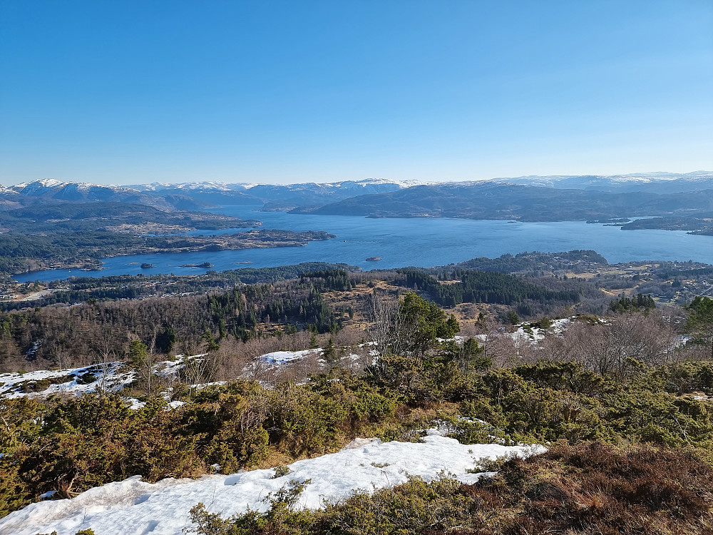 På vei fra Gladihaug til Hopsdal, sett mot øst utover Osterfjorden. Høgafjellet på Osterøy bakerst i midten.