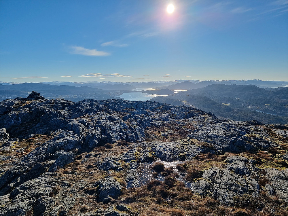 Fra Gaustadfjellet mot sørøst. Kvernafjorden i midten.