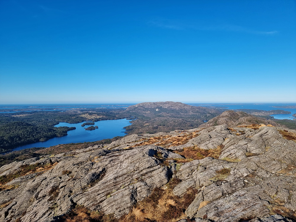 Fra Gaustadfjellet mot vest. Storavatnet til venstre. Eldsfjellet i midten.