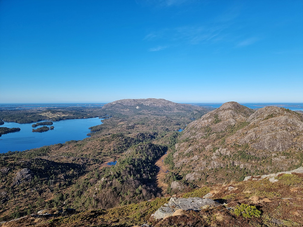 Fra Litlafjellet mot vest. Fra høyre Borefjell og Øyjordsfjellet. Eldsfjellet bakerst i midten.