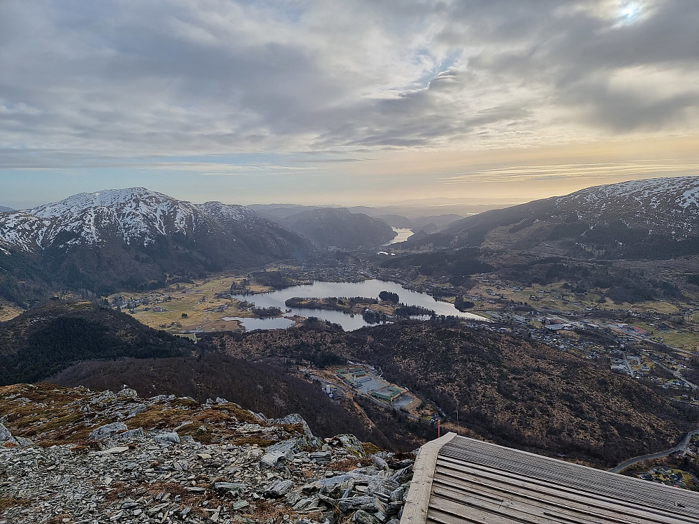 Fra Skåldalsnipa. Haukelandsvatnet i midten. Livarden helt til venstre. Sørenden av Sotra helt bakerst i midten.