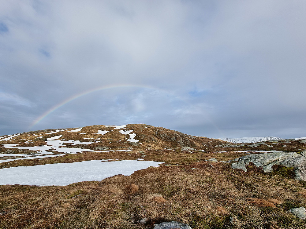 Regnbue over Skåldalsfjellet.