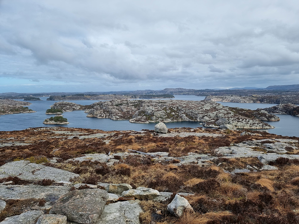 Fra Brotavarden mot nord. Øya i forgrunnen er Kjeøyna, med Syltøyna bakenfor.