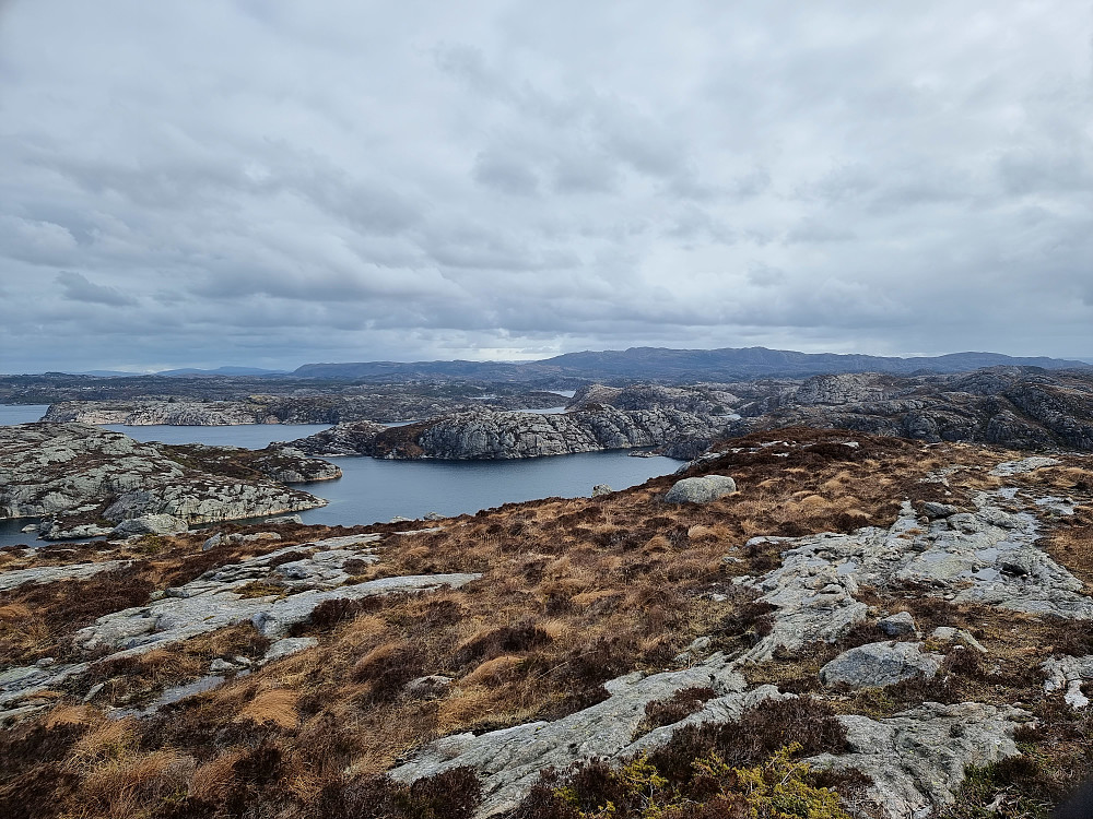 Fra Brotavarden mot nordøst. Pyttane bakerst i midten.
