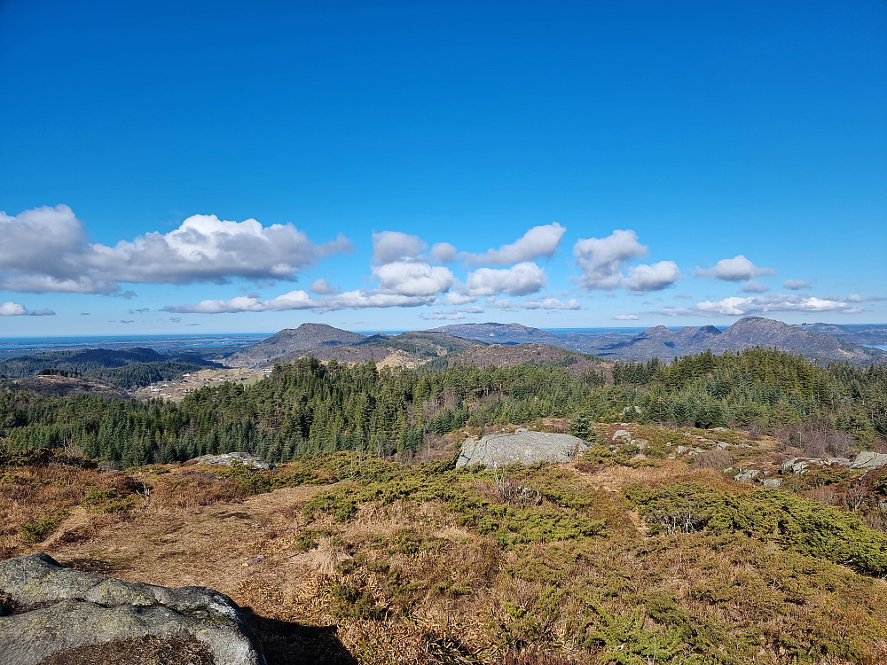 Fra Moldekleivfjell (Krossfjellet) mot nordvest. Eldsfjellet bakerst i midten. Gaustadfjellet til høyre.