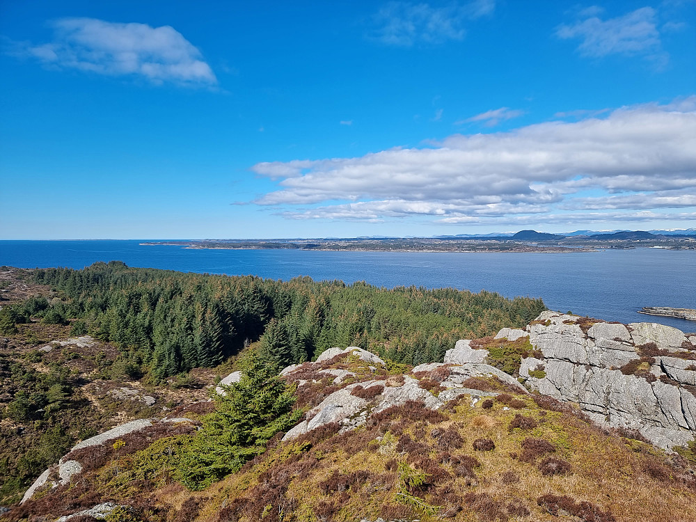 Fra Storafjellet mot nord. Mangersfjorden foran, med øya Toska bakenfor.
