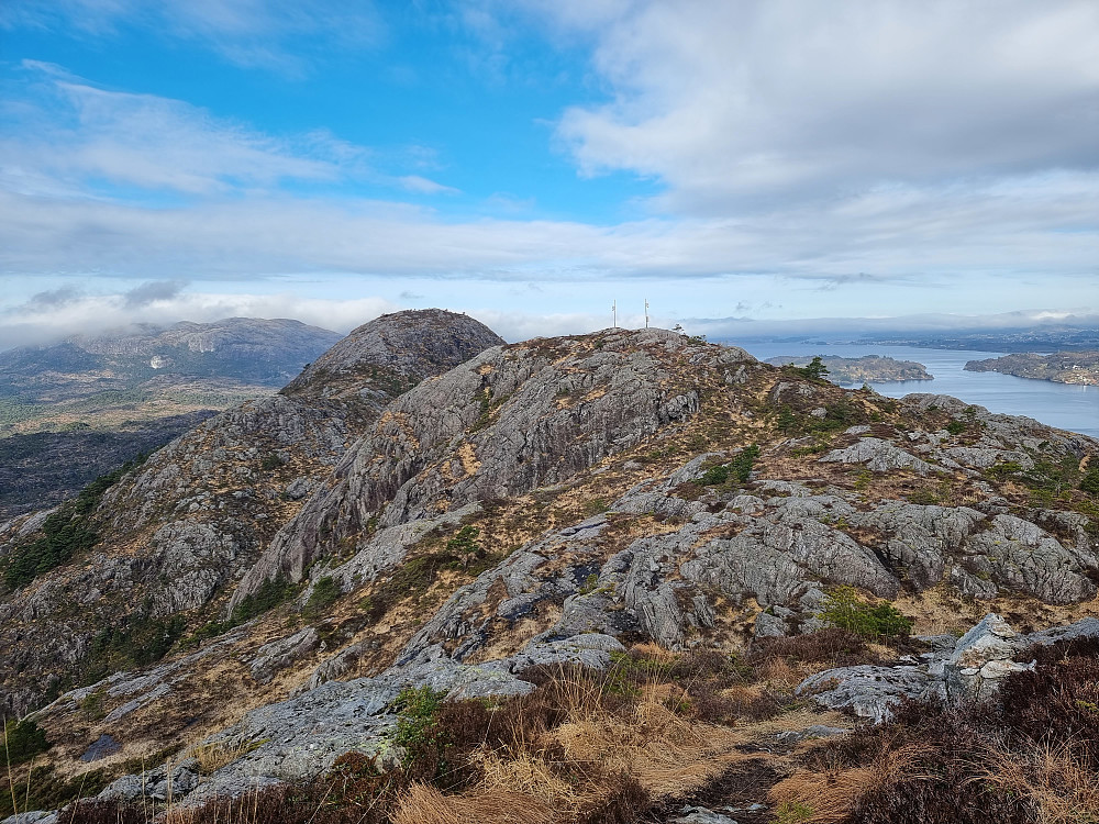På vei mot Borefjell. Øyjordsfjellet til venstre. Eldsfjellet helt bakerst til venstre.