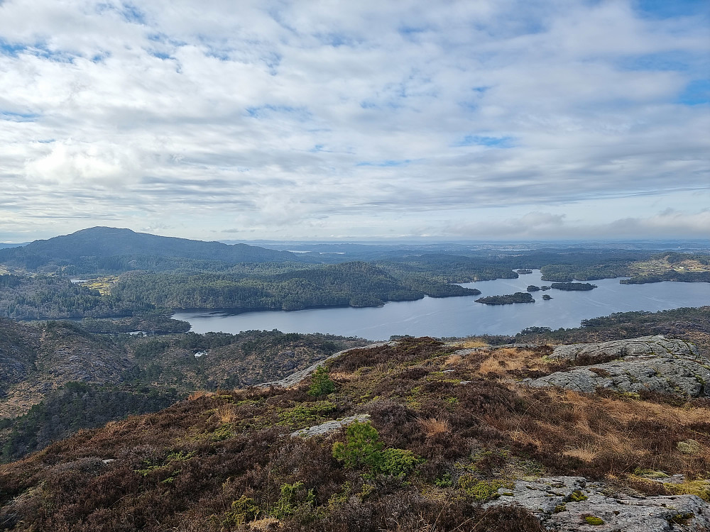 Fra Borefjell. Storavatnet i forgrunnen. Brakstadfjellet bakerst til venstre.