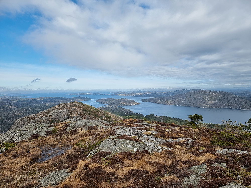 Fra Øyjordsfjellet. Øya Bogno i midten. Kvitsteinfjellet (Kvitsteinsfjellet på kartet) til høyre.
