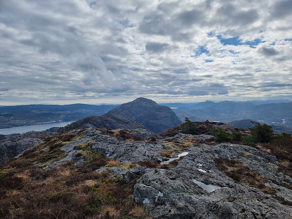 Fra Øyjordsfjellet mot sørøst. Gaustadfjellet er høyest, med Litlafjellet foran til høyre, og Borefjell foran til venstre.