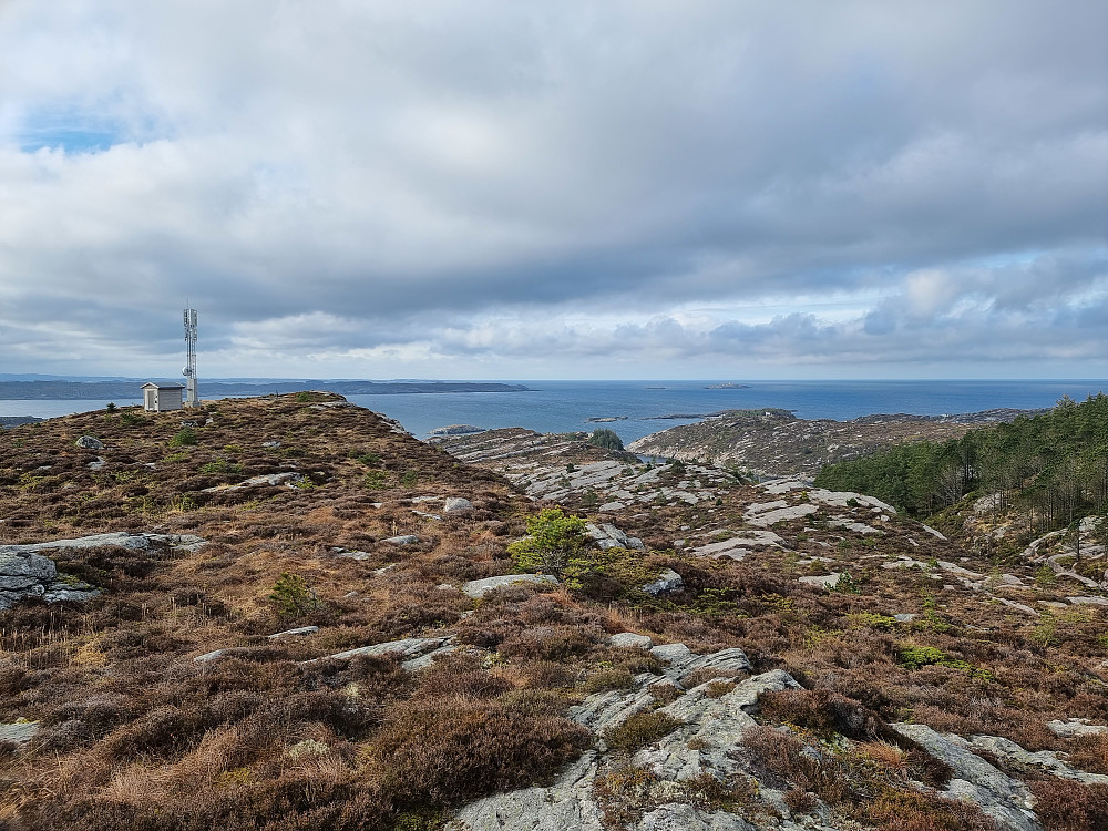 Fra Sælsfjellet mot sør. Marstein fyr bakerst til høyre.