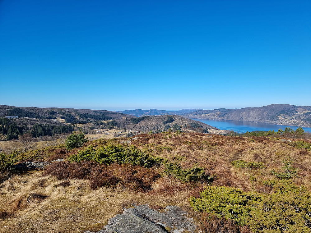 Fra Tirevollsfjellet (Orratuva) mot vest. Teppstadnuken i midten. Gladihaug til høyre.