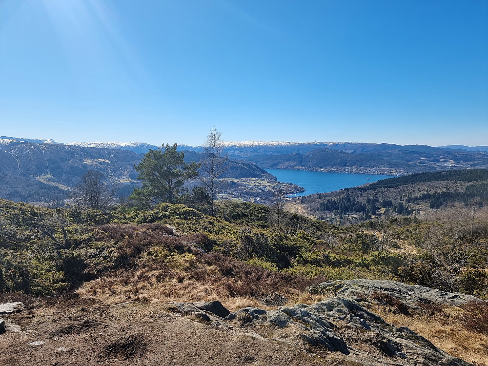 Fra Burkelandsfjellet mot sørsørvest. Valestrandsfossen nærmest, med masten på Rundemanen bakerst.