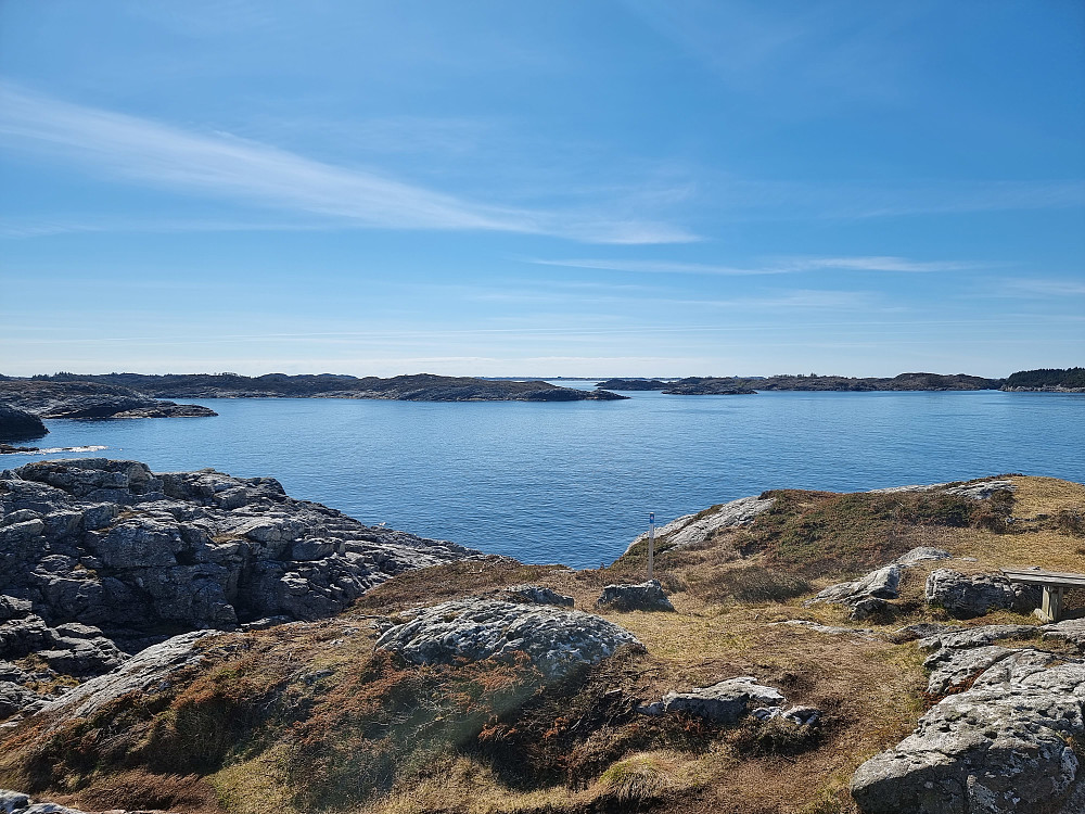 Fra Krossøygavlen mot sørvest. Fedje bakerst.
