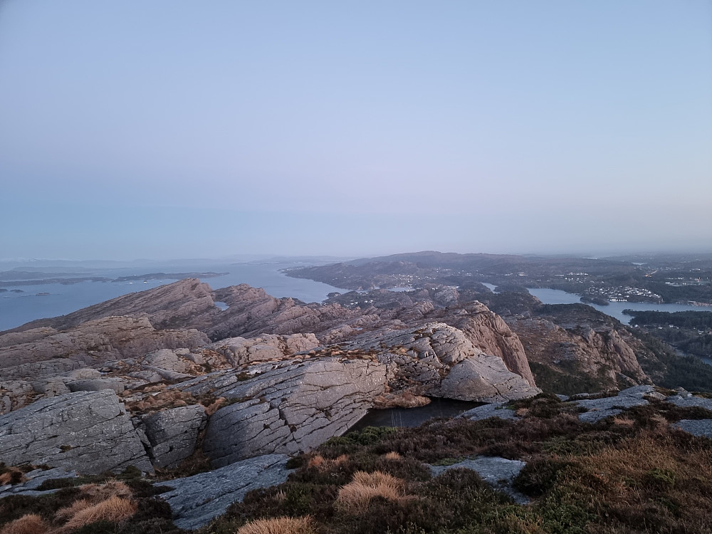 Fra Varden på Høgafjellet mot sør. Førdesveten i bakgrunnen, til høyre for midten.