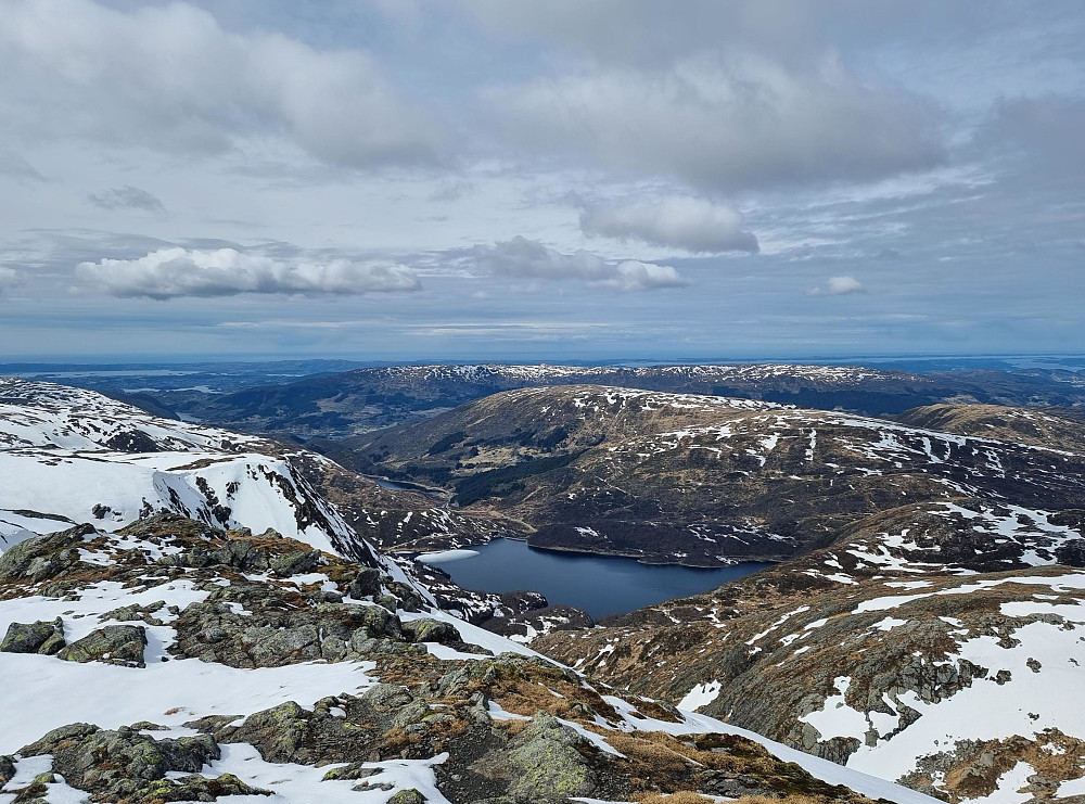 Fra Gullfjelltoppen mot vest. Svartavatnet i midten, med Skåldalsfjellet bakenfor, og Vidden enda lengre bak.