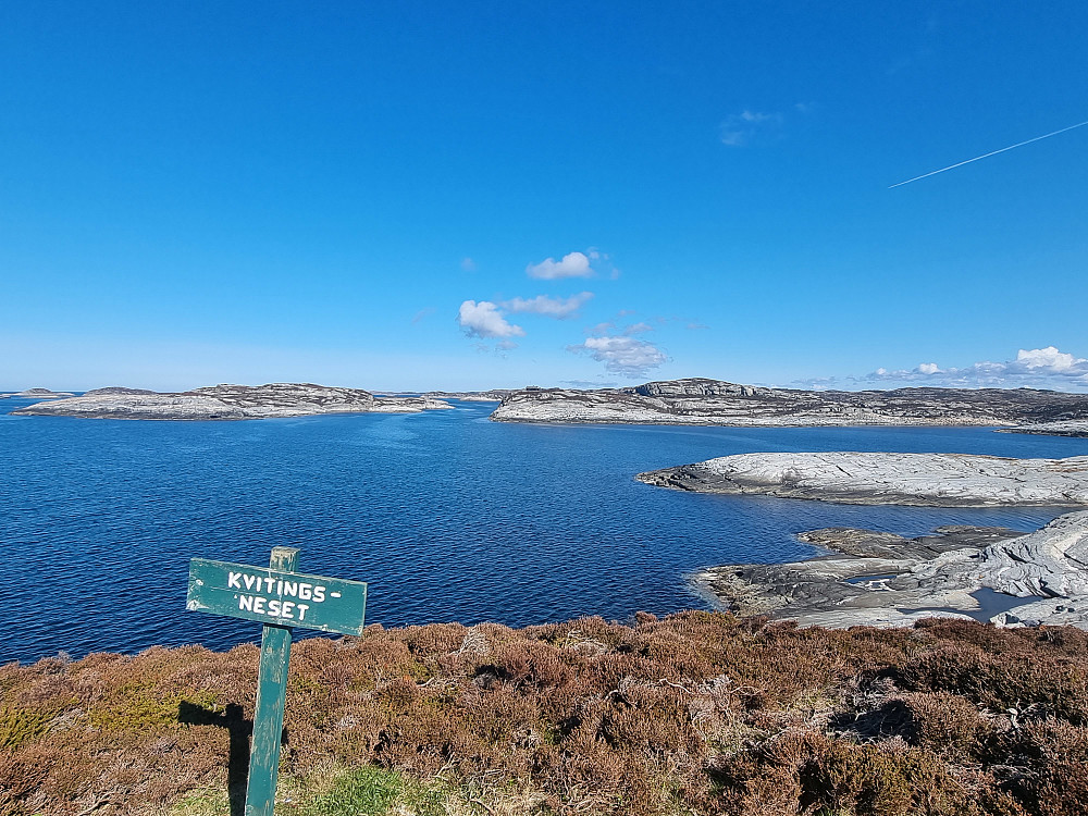 Fra Kvitingsneset mot nord. Dethloff-hytta i midten.