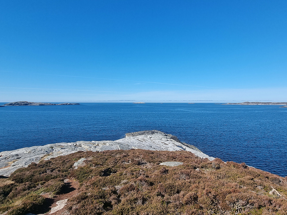 Fra Kvitingsneset mot vestsørvest. I midten øya Greipingen, som også er naturreservat.