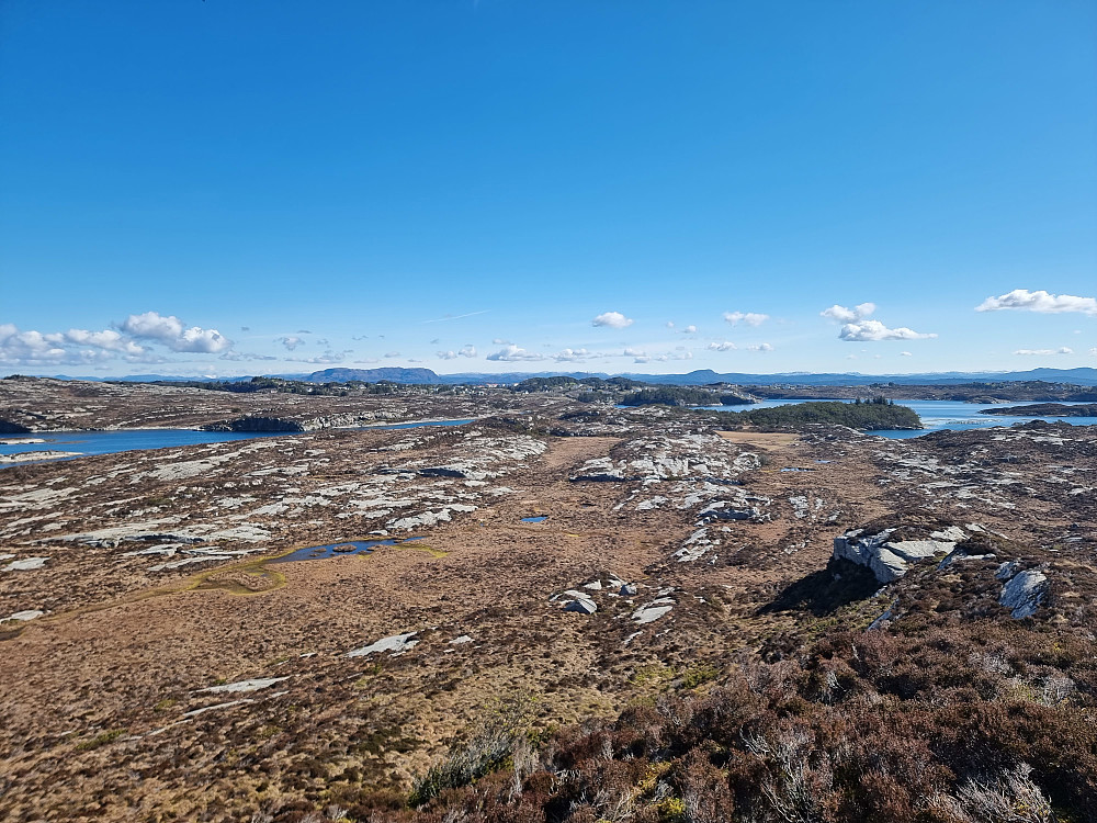Fra Arseto mot nordøst. Eldsfjellet helt bakerst til venstre.