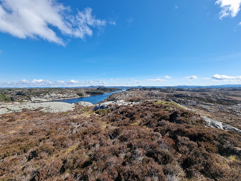 Fra Brattlivarden mot nordøst. Høyeste punkt på Ono til høyre for midten.