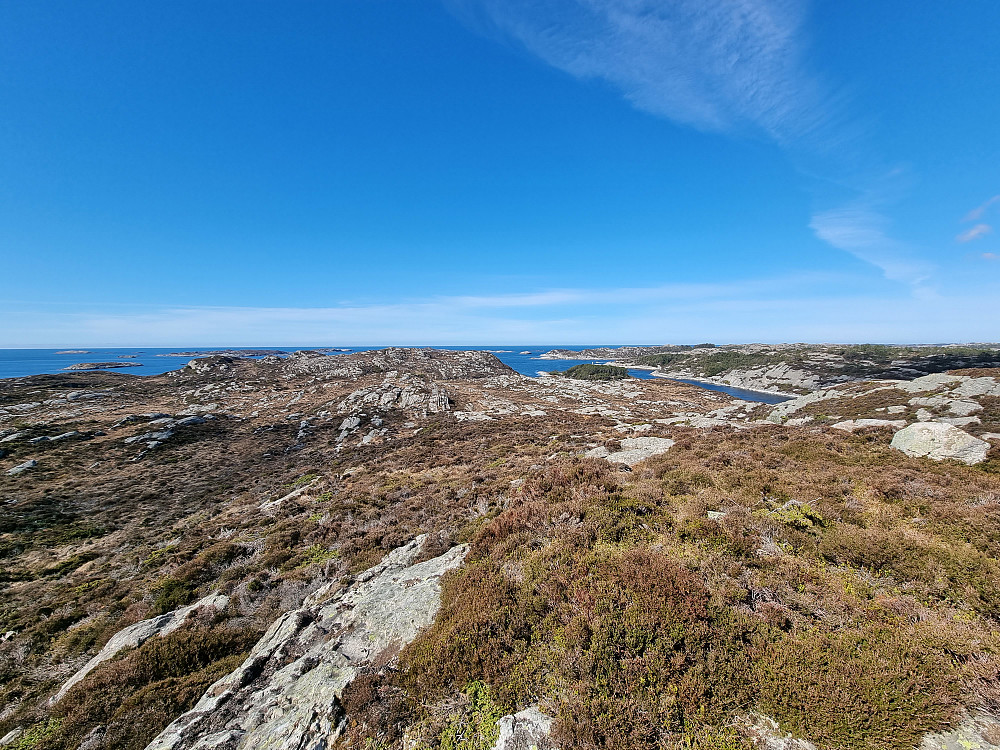 Tilbakeblikk fra Toppen av Ono mot Brattlivarden.