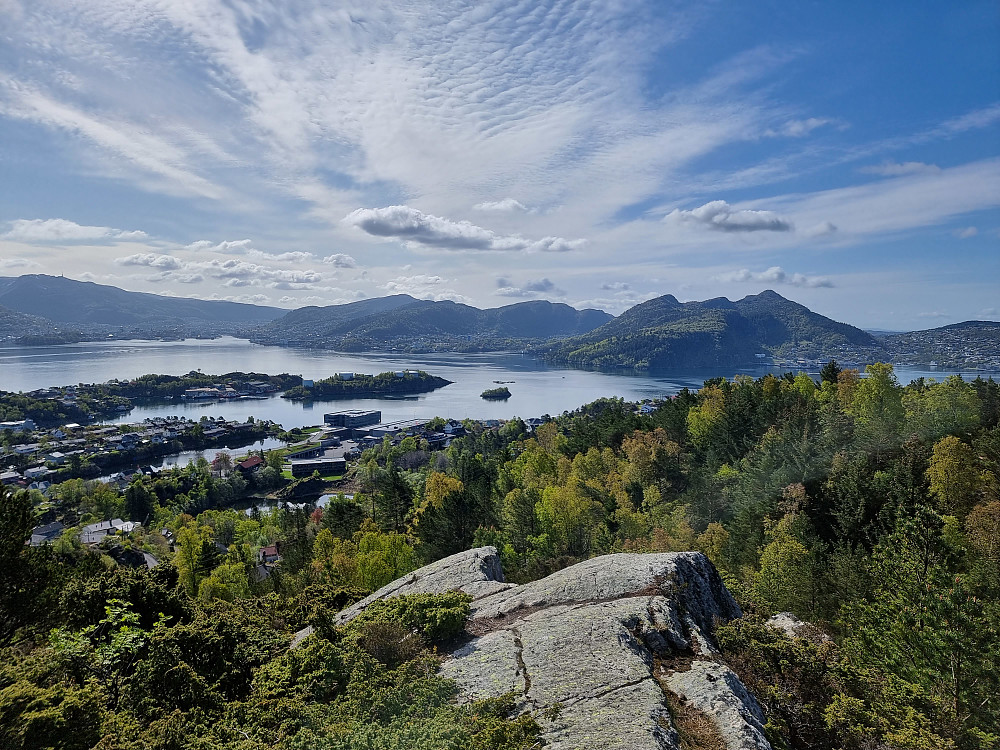 Fra Litlevarden. Ulriken helt til venstre. Lyderhorn helt til høyre.
