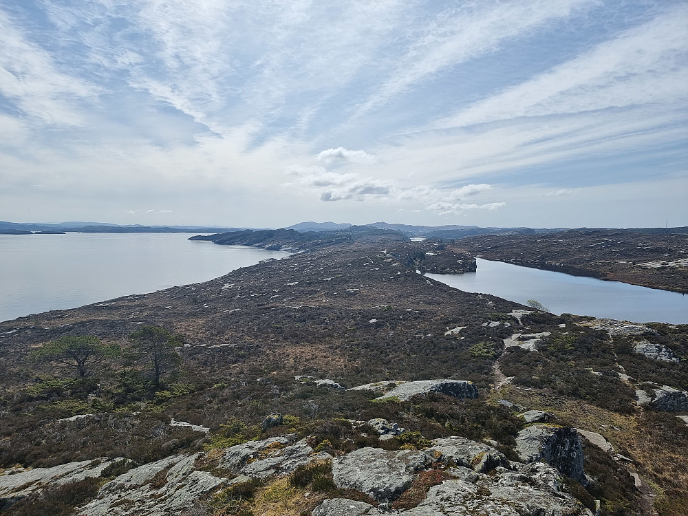 Fra Vindeneskvarven mot sør. Hjeltefjorden til venstre. Herevatnet til høyre.