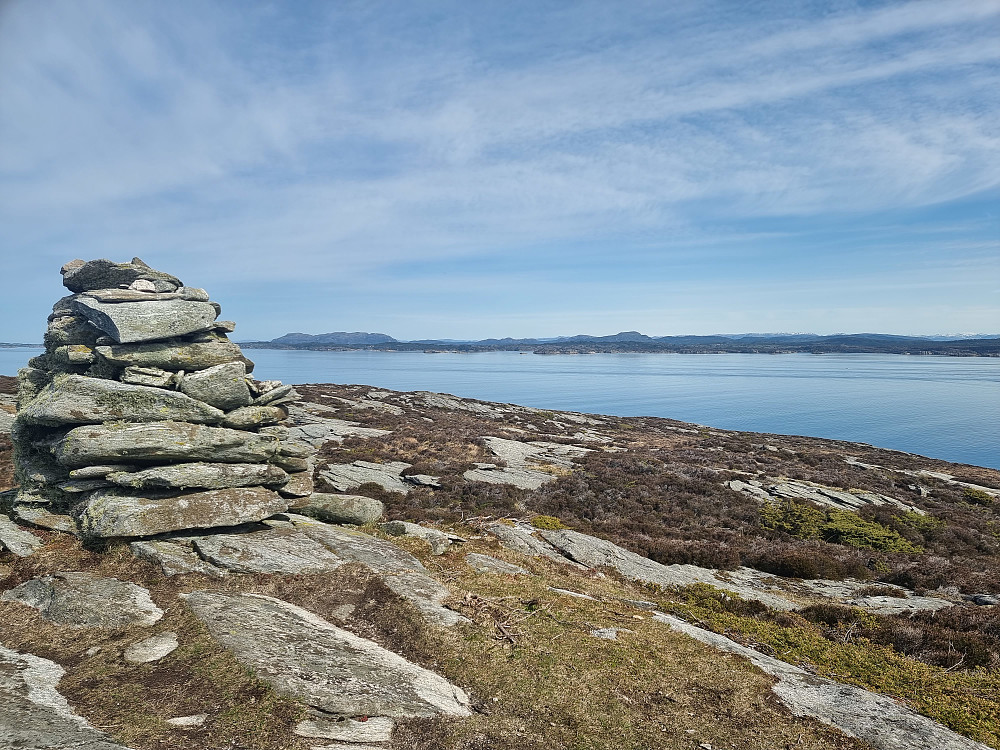 Fra Vindeneskvarven mot nordøst. Eldsfjellet til høyre for varden.